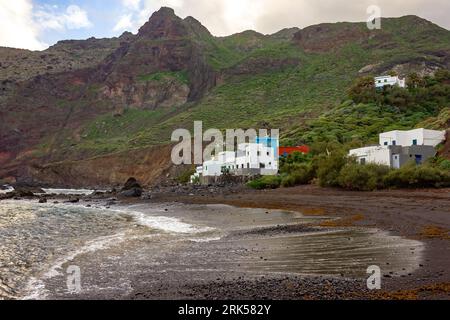 Spiaggia nera vulcanica e case di pesca colorate, Roque Bermejo, Tenerife, Isole Canarie, Spagna Foto Stock