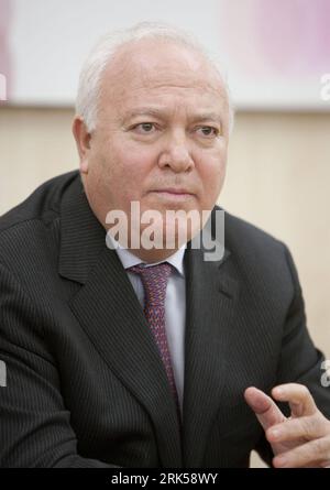 Bildnummer: 53721247  Datum: 12.01.2010  Copyright: imago/Xinhua (100112) -- BRUSSELS, Jan. 12, 2010 (Xinhua) -- Spanish Foreign Minister Miguel Angel Moratinos attends a press conference after a meeting among key countries for coordinating donor assistance to the Palestinian Authority, in Brussels, capital of Belgium, Jan. 12, 2009.(Xinhua/Thierry Monasse) (zw) (5)BELGIUM-BRUSSELS-PALESTINE-ASSISTANCE PUBLICATIONxNOTxINxCHN People Politik kbdig xsp 2010 hoch Highlight  o0 Porträt    Bildnummer 53721247 Date 12 01 2010 Copyright Imago XINHUA  Brussels Jan 12 2010 XINHUA Spanish Foreign Ministe Stock Photo