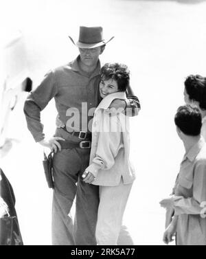 ROBERT MITCHUM sul set location candida con il visitatore del set JEAN SIMMONS durante le riprese di MAN WITH THE GUN 1955 regista RICHARD WILSON storia / sceneggiatura N.B. Stone Jr. E Richard Wilson direttore della fotografia Lee Garmes produttore Samuel Goldwyn Jr. Formosa Productions / United Artists Foto Stock