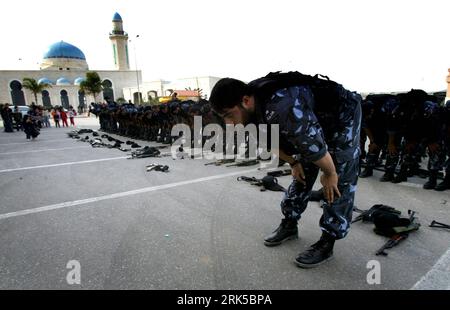 Bildnummer: 53733968  Datum: 17.01.2010  Copyright: imago/Xinhua (100117)-- GAZA, Jan. 17, 2010 (Xinhua) -- Members of Hamas Police pray during a rally marking the first anniversary of Israeli offensive on Gaza, in Jabalia town, northern Gaza Strip on Jan. 17, 2010. Israel launched an offensive on Gaza from Dec. 27, 2008 to Jan. 18, 2009 during which more than 1,400 Palestinians were killed. (Xinhua/Yasser Qudih) (zw) (2)MIDEAST-GAZA-ISRAEL-ANNIVERSARY-PRAY PUBLICATIONxNOTxINxCHN Gesellschaft Religion Islam Palästina Gaza kbdig xcb 2010 quer  o0 Jahrestag, Gedenken, Gebet, beten, Polizei, Poli Stock Photo