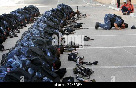 Bildnummer: 53733967 Datum: 17.01.2010 Copyright: imago/Xinhua (100117)-- GAZA, 17 gennaio 2010 (Xinhua) -- i membri della polizia di Hamas pregano durante una manifestazione che segna il primo anniversario dell'offensiva israeliana a Gaza, nella città di Jabalia, nella striscia di Gaza settentrionale il 17 gennaio 2010. Israele ha lanciato un'offensiva su Gaza dal 27 dicembre 2008 al 18 gennaio 2009 durante la quale sono stati uccisi più di 1.400 palestinesi. (Xinhua/Yasser Qudih) (zw) (1)MIDEAST-GAZA-ISRAEL-ANNIVERSARY-PRAY PUBLICATIONxNOTxINxCHN Gesellschaft Religion Islam Palästina Gaza kbdig xcb 2010 quer o0 Jahrestag, Gedenken, Gebet, beten, Polizei, Poliz Foto Stock