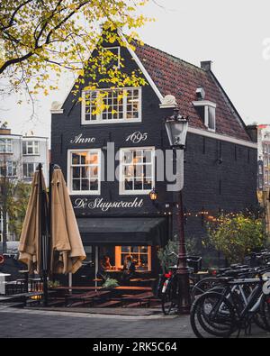 Amsterdam, Paesi Bassi - novembre 27 2022: Pittoresco e bellissimo caffè De Sluyswacht ad Amsterdam in un giorno autunnale. Foto Stock