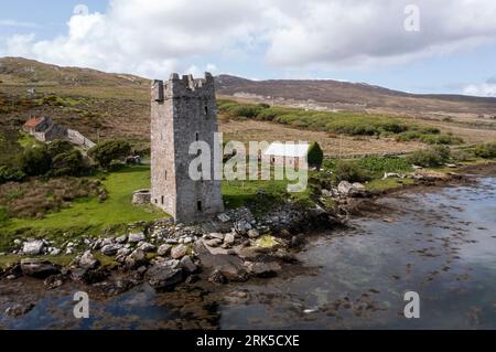 Vista aerea della Grace o'Malley's Towerhouse e della Kildavnet Tower. Achill Island. Foto Stock