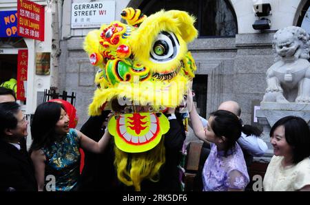 Bildnummer: 53744607 Datum: 22.01.2010 Copyright: imago/Xinhua (100122) -- LONDRA, 22 gennaio 2010 (Xinhua) -- il sindaco di Londra Boris Johnson (C) prova la danza del leone cinese mentre visita Chinatown di Londra per sostenere le celebrazioni del Festival di primavera cinese di quest'anno, Gran Bretagna, 22 gennaio 2010. Le celebrazioni del Chinese Spring Festival di Londra si terranno il 21 febbraio. (Xinhua/Wang Yahong)(hdt) (2)UK-LONDON-MAYOR-CHINESE SPRING FESTIVAL PUBLICATIONxNOTxINxCHN Festival kbdig xcb 2010 quer o0 People Politik Verkleidung Drachentanz o00 Frühlingsfest Bildnummer 53744607 Date 22 01 2010 Copyright Imago XINHUA L. Foto Stock