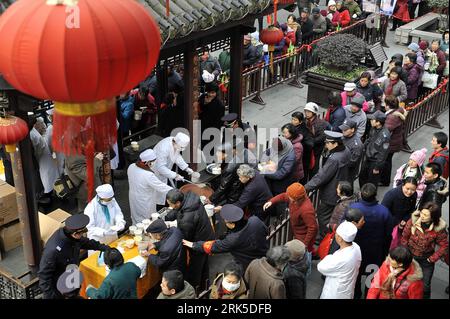Bildnummer: 53744614 Datum: 22.01.2010 Copyright: imago/Xinhua (100122) -- HANGZHOU (ZHEJIANG), 22 gennaio 2010 (Xinhua) -- i cittadini locali raccolgono gratuitamente il porridge di Laba per celebrare la festa triditionale cinese del Laba Day in strada nel centro di Hangzhou, nella provincia dello Zhejiang nella Cina orientale il 22 gennaio 2010. Il porridge di LABA è una specie di porridge di riso con noci e frutta secca consumato l'ottavo giorno del dodicesimo mese nel calendario lunare cinese, che cade venerdì di quest'anno. (Xinhua Photo/Wu Yuanfeng) (wyx) (12)PORRIDGE CHINA-ZHEJIANG-LABA (CN) PUBLICATIONxNOTxINxCHN Laba Fest Festival China kbdig xcb 2010 qu Foto Stock