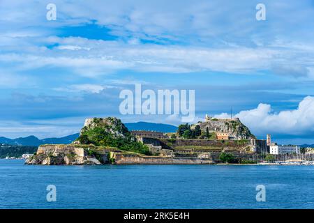 Vista della Fortezza Vecchia di Corfù dal mare, con Mandraki Marina sulla destra, nella città vecchia di Corfù, Isola di Corfù, Isole Ionie, Grecia Foto Stock