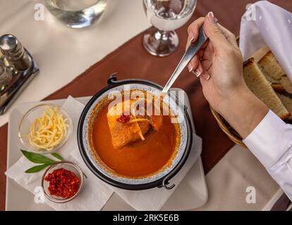 Tradizionale zuppa di pesce ungherese in un piccolo bollitore Foto Stock