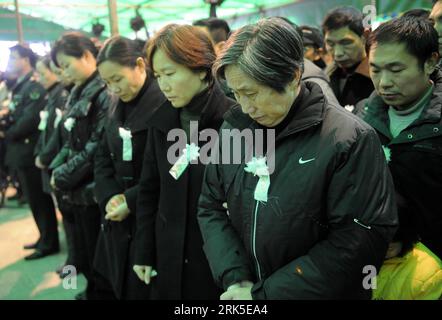 Bildnummer: 53748168 Datum: 24.01.2010 Copyright: imago/Xinhua (100124) -- NANFENG (JIANGXI), 24 gennaio 2010 (Xinhua) -- i parenti salutano durante la cerimonia per piangere Zhong Jianqin a Nanfeng, provincia di Jiangxi, Cina orientale, 24 gennaio 2010. Zhong è stato uno degli otto agenti di polizia cinesi che sono stati uccisi nel terremoto di magnitudo 7,3 ad Haiti. (Xinhua/Zhou KE)(yc) (2)CHINA-JIANGXI-ZHONG JIANQIN-MOURN(CN) PUBLICATIONxNOTxINxCHN Beerdigung Erdbeben Naturkatastrophe Haiti Erdbebenopfer Kbdig xdp 2010 quer o0 Opfer, Trauer Bildnummer 53748168 Data 24 01 2010 Copyright IM Foto Stock