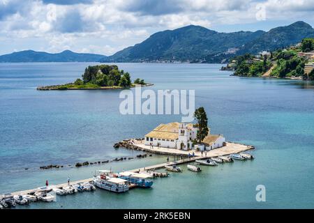 Monastero di Vlacherna su un piccolo isolotto appena a sud della penisola di Kanoni, con l'isola di Pontikonissi (Isola del mouse) oltre – Corfù, Isole Ionie, Grecia Foto Stock