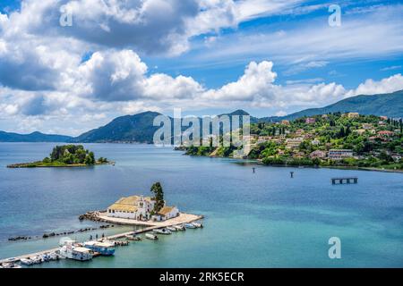 Monastero di Vlacherna su un piccolo isolotto appena a sud della penisola di Kanoni, con l'isola di Pontikonissi (Isola del mouse) oltre – Corfù, Isole Ionie, Grecia Foto Stock