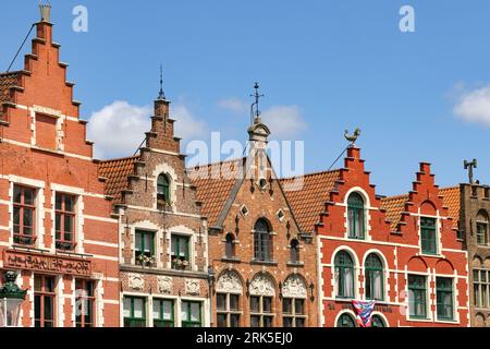 Case storiche con tetti spioventi nel centro di Bruges Foto Stock