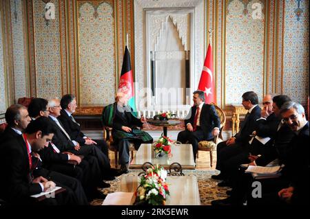 Bildnummer: 53749056  Datum: 25.01.2010  Copyright: imago/Xinhua (100125) -- ISTANBUL, Jan. 25, 2010 (Xinhua) -- Turkish President Abdullah Gul (R in the center) meets with Afghan President Hamid Karzai (L in the center) in Istanbul, Turkey, Jan. 25, 2010. A tripartite talks attended by leaders of Turkey, Afghanistan and Pakistan was held on Monday to discuss security cooperation. (Xinhua/Zhang Meng) (zcc) TURKEY-GUL-AFGHANISTAN-KARZAI-MEETING PUBLICATIONxNOTxINxCHN People Politik kbdig xng 2010 quer premiumd     Bildnummer 53749056 Date 25 01 2010 Copyright Imago XINHUA  Istanbul Jan 25 2010 Stock Photo