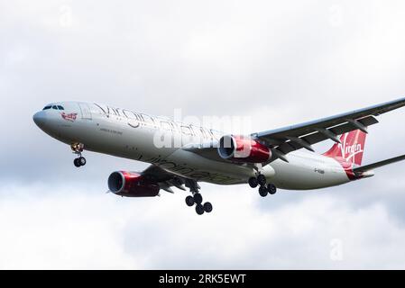 Virgin Atlantic Airways Airbus A330-343 aereo di linea G-VGBR in finale per atterrare all'aeroporto di Londra Heathrow, Regno Unito. Si chiama Golden Girl Foto Stock