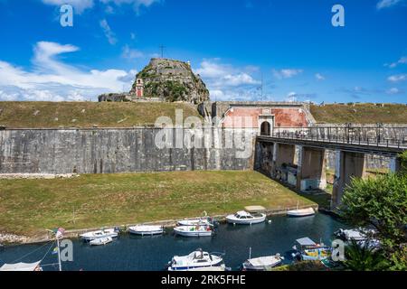Boats in the Contrafossa water channel next to the Old Fortress Bridge in the old town of Corfu, Island of Corfu, Ionian Islands, Greece Foto Stock