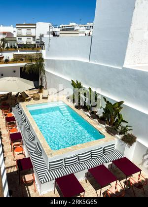 La scintillante piscina e l'area relax esterna dell'hotel boutique Casa Rosa Villa a Olhao, sull'Algarve Foto Stock