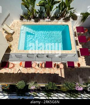 La scintillante piscina e l'area relax esterna dell'hotel boutique Casa Rosa Villa a Olhao, sull'Algarve Foto Stock