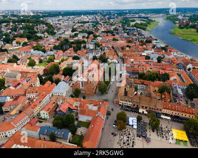 Una vista aerea della Basilica della Cattedrale di Kaunas circondata da edifici vivaci. Foto Stock