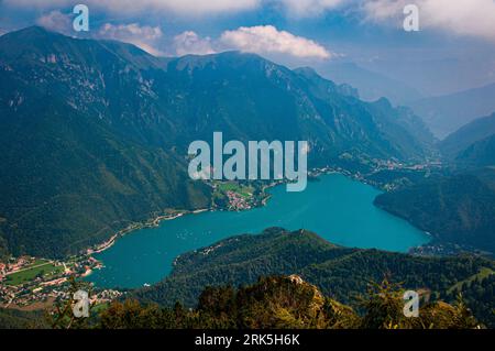 Regata sul Lago di Ledro nell'Italia settentrionale vista dalla cima di una montagna Foto Stock