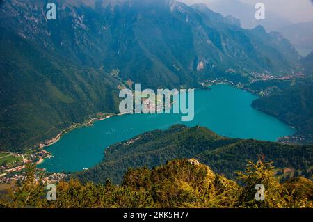 Regata sul Lago di Ledro, nell'Italia settentrionale vista dalla cima di una montagna Foto Stock