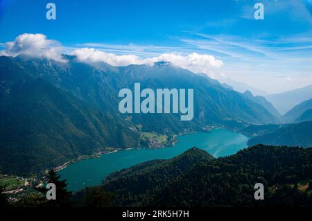 Regatta on the Lago di Legro seen from the top of a mountain Foto Stock