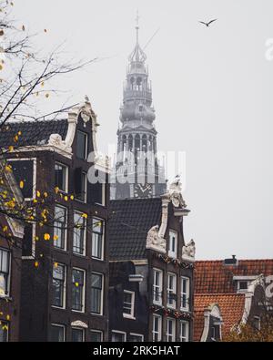 Amsterdam, Paesi Bassi - novembre 27 2022: La guglia del campanile della vecchia chiesa di Oude Kerk nel quartiere a luci rosse De Wallen di Amsterdam. Foto Stock