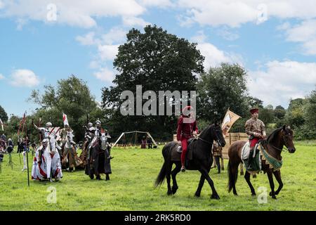 Londra Inghilterra 29 luglio 2023 cavalli sfilano intorno all'arena vestiti e pronti per una grande giostra medievale al castello di Kenilworth Foto Stock