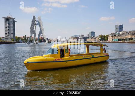 Berlino, Germania. 24 agosto 2023. Vista di una nave solare DHL alimentata elettricamente sullo Spree. DHL Group amplierà ulteriormente il trasporto pacchi via acqua a Berlino. Il percorso esistente sui fiumi Sprea e Havel sarà ampliato e si sta progettando un secondo percorso da Köpenick a Osthafen. Credito: Jörg Carstensen/dpa/Alamy Live News Foto Stock