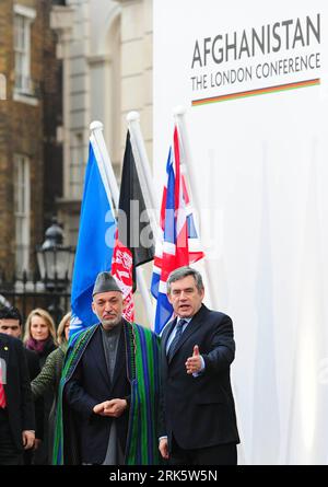 Bildnummer: 53759800 Datum: 28.01.2010 Copyright: imago/Xinhua (100128) -- LONDRA, 28 gennaio 2010 (Xinhua) -- il primo ministro britannico Gordon Brown (1st R) arriva con il presidente afghano Hamid Karzai (2nd R) a Londra 28 gennaio 2010. La conferenza internazionale sull'Afghanistan si è aperta qui giovedì mattina con sicurezza, governance e sviluppo in cima all'ordine del giorno. (Xinhua/Zeng Yi) (2)GRAN BRETAGNA-LONDRA-AFGHANISTAN-CONFERENZA PUBLICATIONxNOTxINxCHN persone Politik Afghanistan Londoner Konferenz Premiumd kbdig xub 2010 hoch Bildnummer 53759800 Data 28 01 2010 Copyright Imago XINHUA Londra J. Foto Stock