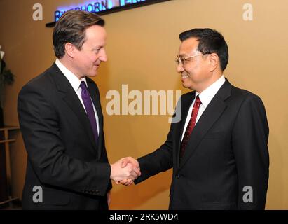 Bildnummer: 53762264 Datum: 28.01.2010 Copyright: imago/Xinhua (100128) - DAVOS, 28 gennaio 2010 (Xinhua) - il vice Premier cinese li Keqiang (R) stringe la mano a David Cameron, leader del Partito Conservatore di opposizione britannico, durante il loro incontro a Davos, in Svizzera, il 28 gennaio 2010. (Xinhua/Xie Huanchi) (jl) RIUNIONE ANNUALE SWISS-DAVOS-WEF-li KEQIANG-DAVID CAMERON-MEETING PUBLICATIONxNOTxINxCHN People Politik Kbdig xdp 2010 quer premiumd Bildnummer 53762264 Data 28 01 2010 Copyright Imago XINHUA Davos Jan 28 2010 XINHUA Chinese Vice Premier Left Keqiang r Shakes Hands with David Cam Foto Stock