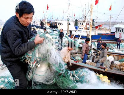 Bildnummer: 53762346 Datum: 29.01.2010 Copyright: imago/Xinhua (100129) -- GANYU, Jan. 29, 2010 (Xinhua) -- i pescatori locali hanno messo via i loro tramagli per pescare dai pescherecci che terminano l'ultimo lotto di pesca invernale, al porto di pesca di Xiakou, che segna la fine dell'operazione di pesca stagionale di questo inverno, nella città di Qingkou della contea di Ganyu, nella provincia orientale di Jiangsu della Cina, il 27 gennaio 2010. (Xinhua/Zhu Daigui) CN) PUBLICATIONxNOTxINxCHN Fischerei Wirtschaft Kbdig xdp 2010 quer Bildnummer 53762346 Data 29 01 2010 Copyright Imago XINHUA Ganyu Jan 29 2010 XINHUA Local Fishe Foto Stock