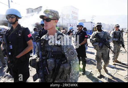 Bildnummer: 53762325  Datum: 28.01.2010  Copyright: imago/Xinhua (100129) -- PORT-AU-PRINCE, Jan. 29, 2010 (Xinhua) -- Chinese peacekeeping policemen carrying out a UN mission potrol with U.S. soldiers appointed by the United Nations Stabilization Mission in Haiti (MINUSTAH) in Port-au-Prince, capital of Haiti, Jan. 28, 2010. It s the first time that MINUSTAH appointed the US army to participate in a combined action in Haiti. (Xinhua/Wu Xiaoling) (yy) (4)HAITI-UN-CHINA-U.S.-JOINT PATROL PUBLICATIONxNOTxINxCHN Erdbeben Haiti Naturkatastrophe Kbdig xdp 2010 quer  o0 Staat Militär UN UNO Blauhelm Stock Photo