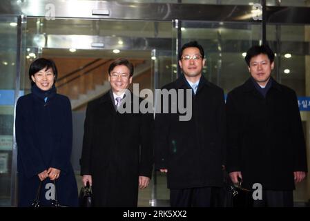 Bildnummer: 53766790 Datum: 01.02.2010 Copyright: imago/Xinhua (100201) - SEOUL, 1 febbraio 2010 (Xinhua) - Kim Young-tak (2nd L), il capo della delegazione sudcoreana, parte per l'imminente incontro a livello di lavoro con la RPDC a Seoul, capitale della Corea del Sud, 1 febbraio 2010. La quarta riunione a livello di lavoro si terrà il 1° febbraio tra le due parti, come previsto nel loro parco industriale congiunto a Kaesong. (Xinhua/He Lulu) (wh) (3)VERTICE INTERCOREANO-COREANO-CONFERENZA STAMPA PUBLICATIONxNOTxINxCHN People Politik kbdig xkg 2010 quer Bildnummer 53766790 Data 01 02 2010 Copyright Imago XI Foto Stock