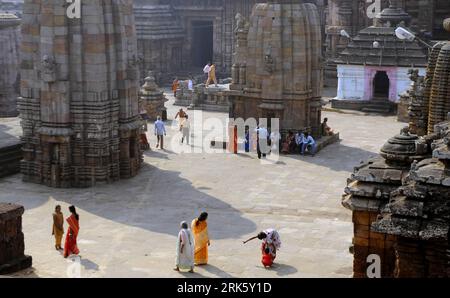 Bildnummer: 53765595  Datum: 27.01.2010  Copyright: imago/Xinhua (100131) -- BHUBANESHWAR, Jan. 31, 2010 (Xinhua) -- Hindus walk outside the Lingaraj Mandir Temple in Bhubaneswar, India, Jan. 27, 2010. Located in the Mahanadi River Delta, Bhubaneswar is the capital and largest city of the Indian eastern state of Orissa. (Xinhua/Wang Ye) (yc) (9)INDIA-RELIGION-BHUBANESHWAR PUBLICATIONxNOTxINxCHN Reisen Asien kbdig xmk 2010 quer    Bildnummer 53765595 Date 27 01 2010 Copyright Imago XINHUA  Bhubaneshwar Jan 31 2010 XINHUA Hindus Walk outside The Lingaraj Mandir Temple in Bhubaneswar India Jan 27 Stock Photo