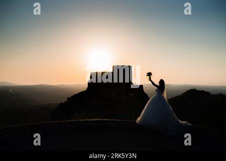 Tramonto nella città vecchia di Srebrenik, sulla scogliera Foto Stock