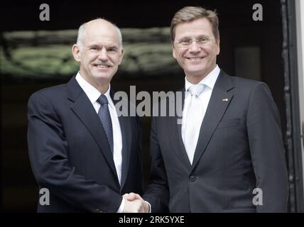 Il primo ministro greco George Papandreou (L) incontra il ministro degli Esteri tedesco in visita e il vice cancelliere Guido Westerwelle ad Atene, capitale della Grecia, 2 febbraio 2010. (Xinhua/Marios Lolos) (gxr) (3)GRECIA-ATENE-PM-GERMAN FM-MEETING PUBLICATIONxNOTxINxCHN i primi ministri greci George Papandreou l incontra i ministri degli Esteri tedeschi in visita e il vice cancelliere Guido Westerwelle ad Atene capitale della Grecia 2 febbraio 2010 XINHUA Marios Lolos GXR 3 Grecia Atene PM German FM Meeting PUBLICATIONNOTXINXN Foto Stock