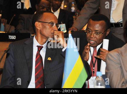 Bildnummer: 53770797 Datum: 02.02.2010 Copyright: imago/Xinhua Paul Kagame (L), presidente del Ruanda, parla con altri partecipanti durante la cerimonia di chiusura del XIV vertice dell'UA ad Addis Abeba, capitale dell'Etiopia, 2 febbraio 2010. Martedì si è concluso qui il quattordicesimo vertice dell'UA con i leader africani che si impegnano ad adottare misure concrete per lo sviluppo delle tecnologie dell'informazione e della comunicazione (TIC) nel continente. (Xinhua/Wang Haiyan) (14)VERTICE ETIOPIA-ADDIS ABEBA-UA-CONCLUDE PUBLICATIONxNOTxINxCHN People Politik African Uinion Gipfel Gipfeltreffen kbdig xsp 2010 quer Bi Foto Stock