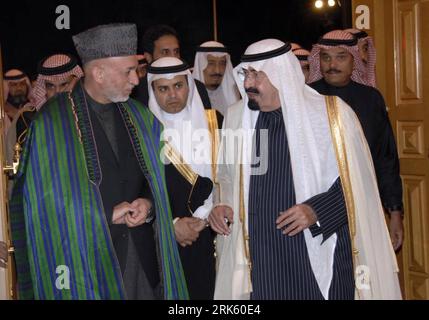 Bildnummer: 53774230  Datum: 03.02.2010  Copyright: imago/Xinhua (100204) -- RIYADH , Feb. 04, 2010 (Xinhua) -- Saudi Arabian King Abdullah bin Abdul-Aziz Al Saud (R) greets Afghan President Hamid Karzai upon his arrival at Riyadh airport Feb. 3, 2010. (Xinhua/Saudi Press Agency)(dyw) (2)SAUDI-RIYADH-KARZAI-VISIT PUBLICATIONxNOTxINxCHN People Politik kbdig xub 2010 quer premiumd Abd al Aziz Abdal Abdalaziz ibn     53774230 Date 03 02 2010 Copyright Imago XINHUA  Riyadh Feb 04 2010 XINHUA Saudi Arabian King Abdullah am Abdul Aziz Al Saud r greets Afghan President Hamid Karzai UPON His Arrival A Stock Photo