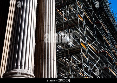 Vista sull'edificio della Bourse di Bruxelles, con ponteggi temporanei in primo piano Foto Stock