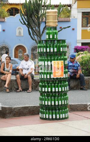 Bildnummer: 53781735  Datum: 06.02.2010  Copyright: imago/Xinhua (100207) -- LIMA, Feb. 7, 2010 (Xinhua) -- A pisco bottle model made of empty bottles stands on a street during the annual Pisco Sour Day celebration in Lima, captial of Peru, Feb. 6, 2010. Pisco sour is a Peruvian traditional cocktail, it was declared the national culture heritage in 2007 by the governemnt in Peru. (Xinhua/Jia Anping) (1)PERU-LIMA-PISCO COCKTAIL-CELEBRATION PUBLICATIONxNOTxINxCHN kbdig xkg 2010 hoch o0 Flasche, Objekte, Getränk    Bildnummer 53781735 Date 06 02 2010 Copyright Imago XINHUA  Lima Feb 7 2010 XINHUA Stock Photo