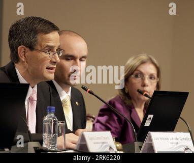 Bildnummer: 53782683 Datum: 07.02.2010 Copyright: imago/Xinhua (100208) -- SAN JOSE, 8 febbraio 2010 (Xinhua) -- Presidente del Tribunale Supremo delle elezioni, Luis Antonio Sobrado (1° L), diventa il primo presidente donna del paese nella storia. (Xinhua/Esteban dato) (zcc) (1)COSTA RICA-SAN JOSE-VOTE-RESULT PUBLICATIONxNOTxINxCHN People Politik premiumd kbdig xkg 2010 quer o00 Wahl, Ergebnis, Präsidentschaftswahl Bildnummer 53782683 Data 07 02 2010 Copyright Imago XINHUA San Jose Feb 8 2010 XINHUA Presidente del Tribunale Supremo delle elezioni Luis Antonio Sobrado Foto Stock