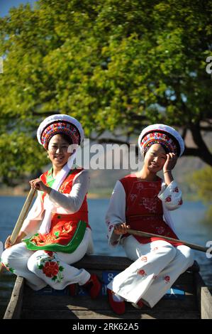 Bildnummer: 53783973  Datum: 04.02.2010  Copyright: imago/Xinhua (100208) -- DALI, Feb. 8, 2010 (Xinhua) -- Photo taken on Feb. 4, 2010 shows girls of Bai ethnic group rowing a boat on Xihu Lake in Eryuan County of southwest China s Yunnan Province. The Eryuan Xihu Wetland Park, located near the headwaters of the Erhai Lake, was listed as one of the national wetland parks in December 2009. The Xihu Lake, covering an area of about 4.3 square kilometers, is dotted with six villages and seven islands in the water. Visitors tour the waterside scenery just like in a beautiful picture. (Xinhua/Qin Q Stock Photo