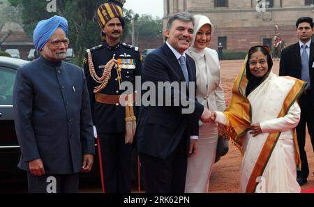 Bildnummer: 53787125  Datum: 09.02.2010  Copyright: imago/Xinhua (100209) -- NEW DELHI, Feb. 9, 2010 (Xinhua) -- Indian President Pratibha Patil (1st R) and Prime Minister Manmohan Singh (1st L) greet Turkish President Abdullah Gul(3rd L) and his wife Hayrünnisa (Center R) in New Delhi, capital of India, on Feb. 9, 2010. (Xinhua/Partha Sarkar) (jlp) (2)INDIA-TURKEY-PRESIDENT-VISIT PUBLICATIONxNOTxINxCHN People Politik kbdig xsk 2010 quer premiumd o0 Ehefrau, Frau, Familie, Hayrünnisa    Bildnummer 53787125 Date 09 02 2010 Copyright Imago XINHUA  New Delhi Feb 9 2010 XINHUA Indian President Pra Stock Photo