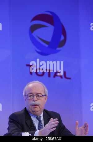 Bildnummer: 53790101 Datum: 11.02.2010 Copyright: imago/Xinhua (100211) -- PARIGI, 11 febbraio 2010 (Xinhua) -- il gigante francese del petrolio Total Chief Executive Officer Christophe de Margerie si rivolge a una conferenza stampa a Parigi, capitale della Francia, 11 febbraio 2010. Total ha registrato un utile di 7,8 miliardi di euro (10,9 miliardi di dollari) nel 2009, un calo del 44% rispetto all'anno precedente a causa del calo dei prezzi del petrolio. (Xinhua/Zhang Yuwei) (3)FRANCE-PETROLEUM-TOTAL-ANNALS PUBLICATIONxNOTxINxCHN People Wirtschaft kbdig xkg 2010 hoch premiumd Bildnummer 53790101 Data 11 02 2010 Copyright Imago XINHUA Paris F. Foto Stock