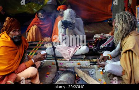 Bildnummer: 53792033  Datum: 11.02.2010  Copyright: imago/Xinhua (100211) -- HARIDWAR, Feb. 11, 2010 (Xinhua) -- Naga sadhus rest at the Juna Akhara (tent) at Haridwar in Uttarakhand, India, on Feb. 11, 2010. Thousands of Hindu sadhus (holy man) will take their first bath in the river Ganga on 12th of this month to mark the first Royal Bath in the ongoing four months Mahakumbh festival. (Xinhua/Partha Sarkar) (zw) (2)INDIA-HARIDWAR-MAHAKUMBH-BATH-SADHU PUBLICATIONxNOTxINxCHN Reisen Asien Land Leute Bevölkerung Religion Ritual Highlight kbdig xmk 2010 quer premiumd  o0 Tradition     53792033 Da Stock Photo