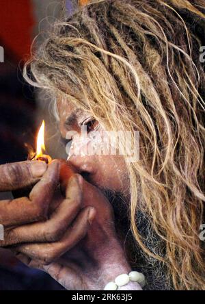 Bildnummer: 53792031 Datum: 11.02.2010 Copyright: imago/Xinhua (100211) -- HARIDWAR, 11 febbraio 2010 (Xinhua) -- A Naga sadhu Lights gaja (tabacco locale) alla Juna Akhara (tenda) a Haridwar in Uttarakhand, India, l'11 febbraio 2010. Migliaia di sadhus indù (uomo santo) faranno il loro primo bagno nel fiume Ganga il 12 di questo mese per celebrare il primo bagno reale nel festival di Mahakumbh in corso di quattro mesi. (Xinhua/Partha Sarkar) (zw) (1)INDIA-HARIDWAR-MAHAKUMBH-BATH-SADHU PUBLICATIONxNOTxINxCHN Reisen Asien Land Leute Bevölkerung rituale religioso highlight kbdig xmk 2010 hoch o0 tradizione, Foto Stock