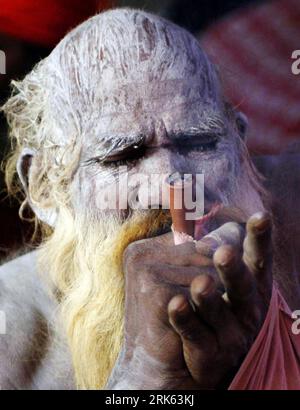 Bildnummer: 53792034 Datum: 11.02.2010 Copyright: imago/Xinhua (100211) -- HARIDWAR, 11 febbraio 2010 (Xinhua) -- A Naga sadhu Lights gaja (tabacco locale) alla Juna Akhara (tenda) a Haridwar in Uttarakhand, India, l'11 febbraio 2010. Migliaia di sadhus indù (uomo santo) faranno il loro primo bagno nel fiume Ganga il 12 di questo mese per celebrare il primo bagno reale nel festival di Mahakumbh in corso di quattro mesi. (Xinhua/Partha Sarkar) (zw) (4)INDIA-HARIDWAR-MAHAKUMBH-BATH-SADHU PUBLICATIONxNOTxINxCHN Reisen Asien Land Leute Bevölkerung Religion Ritual highlight kbdig xmk 2010 hoch premiumd o0 T. Foto Stock