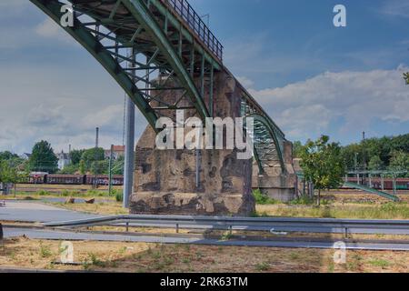 Lo Schwedlerbruecke all'Ostbahnhof di Francoforte aspetta di essere restaurato nel 2022. Foto Stock