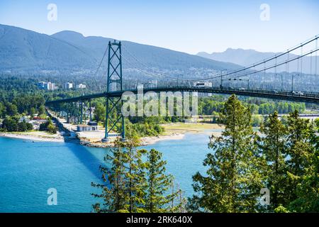 Vista del Lions Gate Bridge (1938), un ponte sospeso che collega la North Shore, visto da Prospect Point a Stanley Park, Vancouver, British Columbia, Canada. Foto Stock