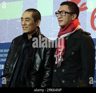 Bildnummer: 53795804 Datum: 14.02.2010 Copyright: imago/Xinhua (100214) -- BERLINO, 14 febbraio 2010 (Xinhua) -- il regista cinese Zhang Yimou (L) e l'attore Sun Honglei partecipano a una conferenza stampa per promuovere il film di Zhang A Woman, a Gun and a Noodle Shop al 60° Berlinale International Film Festival di Berlino, in Germania, 14 febbraio 2010. (Xinhua/Luo Huanhuan) (ypf) (2)GERMANIA-BERLIN-FILM FESTIVAL-CHINA-ZHANG YIMOU PUBLICATIONxNOTxINxCHN People Film 60. Internationale Filmfestspiele Berlinale Berlin PK premiumd kbdig xsp 2010 quadrat o0 San qiang pai an jing qi Bildnummer 53795804 Data 14 02 2010 Foto Stock