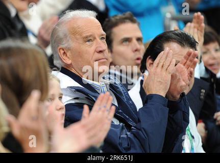 Bildnummer: 53796265  Datum: 14.02.2010  Copyright: imago/Xinhua (100214) -- VANCOUVER, Feb. 14, 2010 (Xinhua) -- US Vice President Joe Biden attends the women s preliminary round Group B match of ice hockey between United States of America and China at the 2010 Winter Olympic Games in Vancouver, Canada, on Feb. 14, 2010. China lost 1-12. (Xinhua/Wu Wei) (hy) (6)CANADA-VANCOUVER-ICE HOCKEY-WOMEN S PRELIMINARY-CHN VS USA PUBLICATIONxNOTxINxCHN People Politik kbdig xmk 2010 quer premiumd o0 privat, Joseph, Eishockey    Bildnummer 53796265 Date 14 02 2010 Copyright Imago XINHUA 100214 Vancouver F Stock Photo